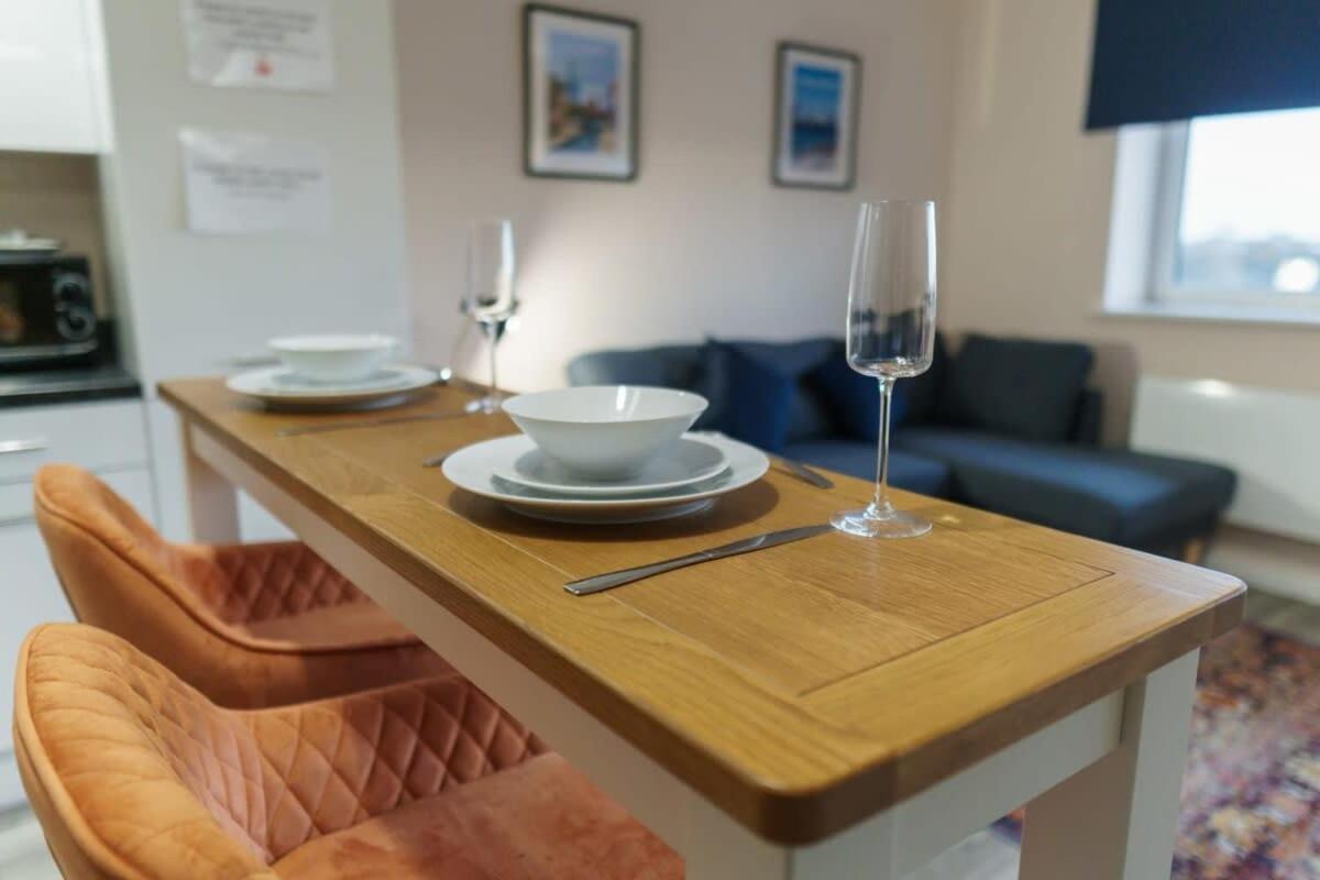 Modern 1 Bedroom Apartment In Манчестър Екстериор снимка