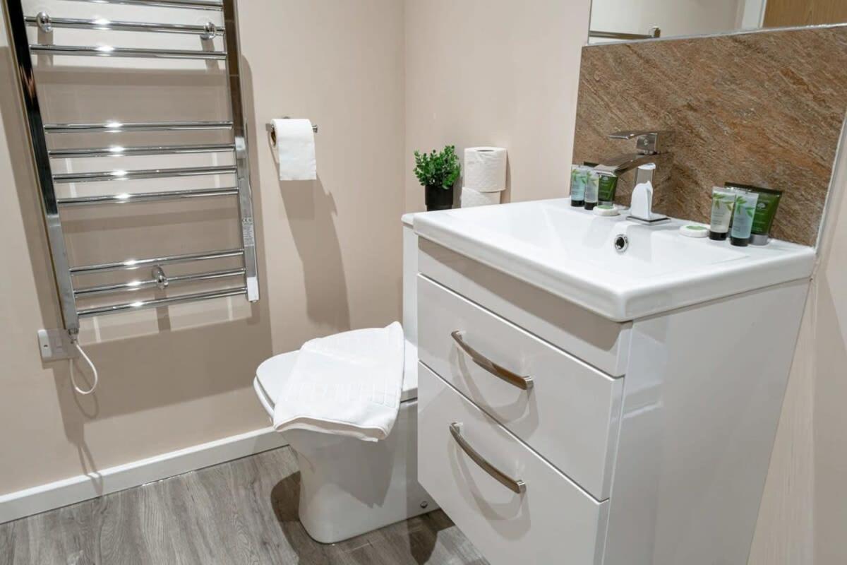 Modern 1 Bedroom Apartment In Манчестър Екстериор снимка