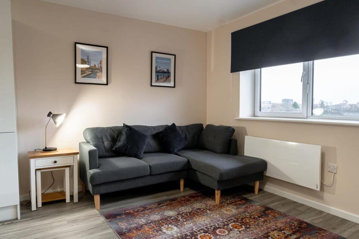 Modern 1 Bedroom Apartment In Манчестър Екстериор снимка