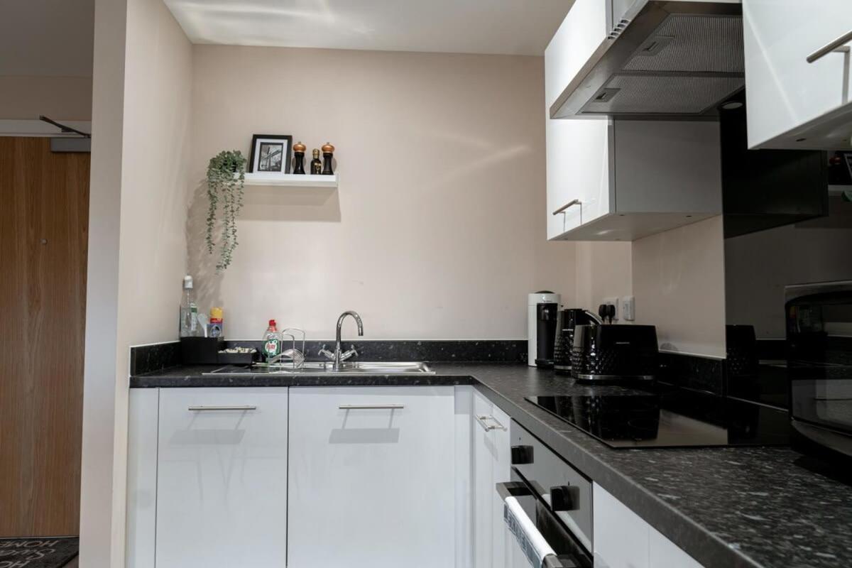 Modern 1 Bedroom Apartment In Манчестър Екстериор снимка