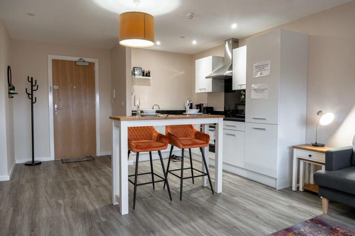 Modern 1 Bedroom Apartment In Манчестър Екстериор снимка
