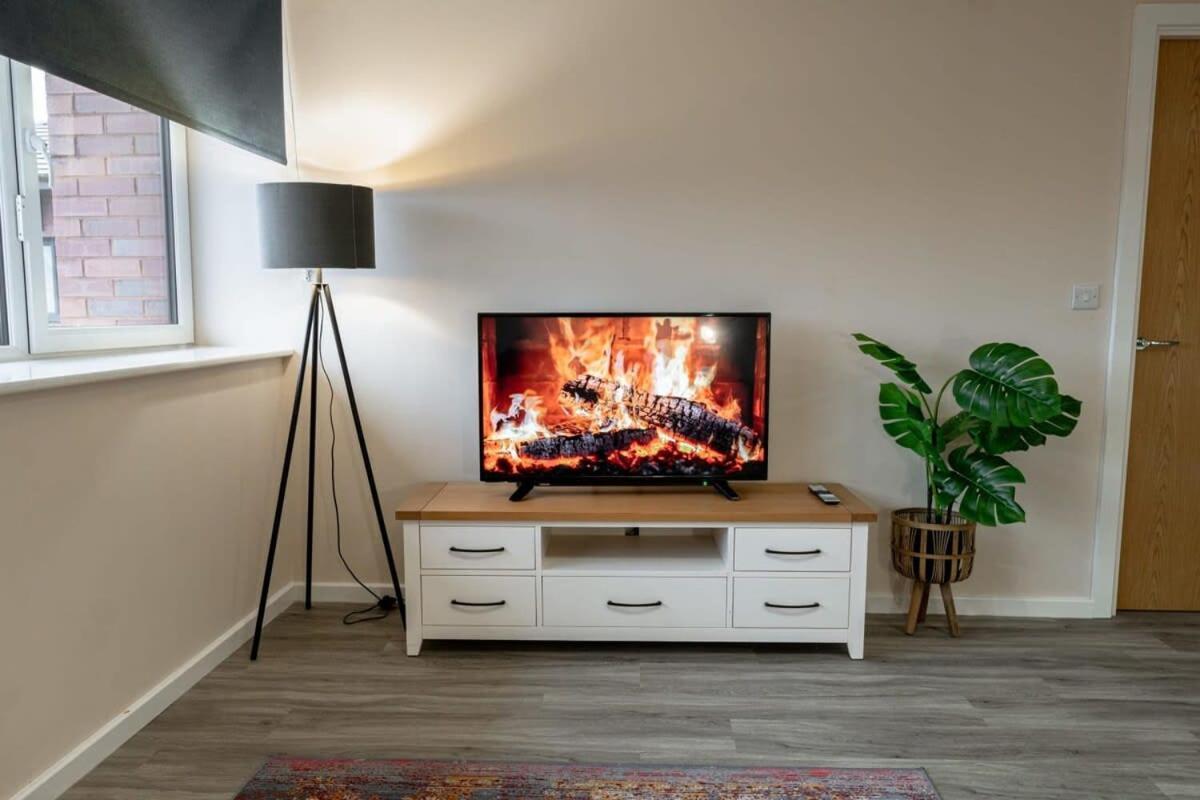 Modern 1 Bedroom Apartment In Манчестър Екстериор снимка