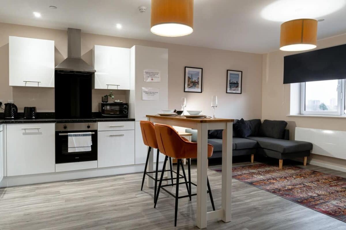 Modern 1 Bedroom Apartment In Манчестър Екстериор снимка